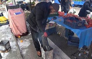 Isparta’da pazarcı esnafı açık havada yaktığı...