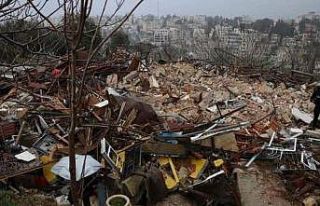 İsrail askerleri kış ortasında Filistinli aileyi...