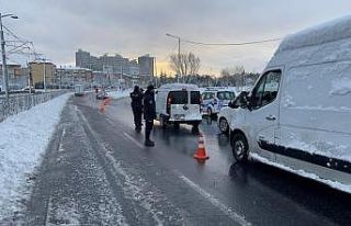 İstanbul polisi yoldan kalan sürücülere yardım...
