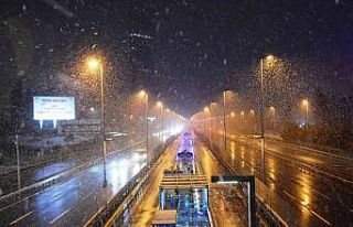 İstanbul’da gece saatlerinde kar yağışı aralıklarla...