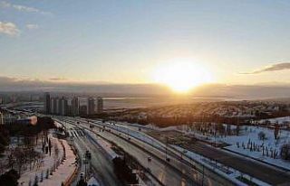 İstanbul’da gün doğumuyla birlikte kar manzarası...