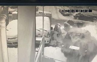 İstanbul’da otomobilin çarptığı araç kıraathanenin...