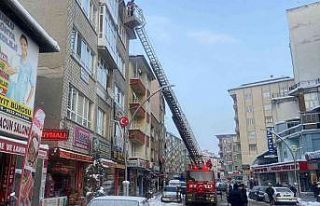 İtfaiye ekipleri buz sarkıtlarını temizledi