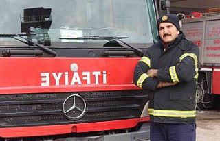 İtfaiye eri hasta kadını sırtında taşıdı
