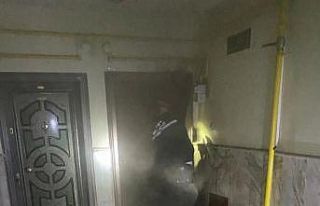 İtfaiye eri, yangında mahsur kalan yaşlı kadını...