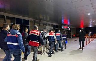 İzmir merkezli FETÖ operasyonunda gözaltı sayısı...