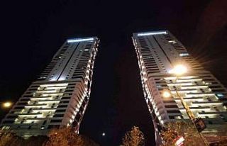 İzmir’de ikiz kulelerde yangın paniği: 3 yaralı