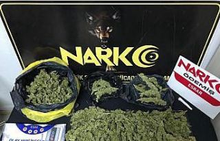 İzmir’de narkotik polisi, uyuşturucu tacirini...