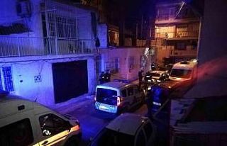 İzmir’de otomobil içinde ağzı ve yüzü bezle...