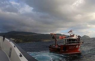 İzmir’de sürüklenen tekneyi sahil Sahil Güvenlik...