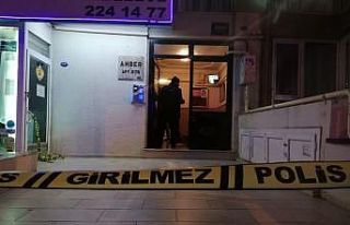 İzmir’de trans birey yaşadığı binanın girişinde...