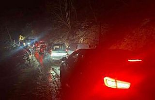 İzmir’de yoğun kar yağışı nedeniyle dağ yolunda...