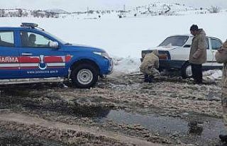 Jandarma ekipleri araçlarıyla mahsur kalanları...