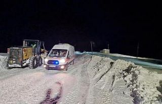 Jandarma ekipleri hasta kurtarmaya devam ediyor