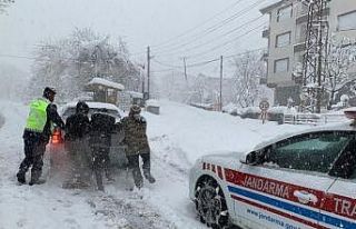 Jandarma ekipleri karla mücadelede vatandaşın yanında