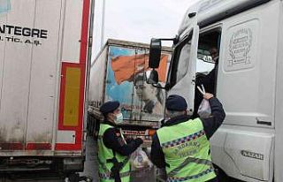 Jandarma ekiplerinden tır sürücülerine kumanya
