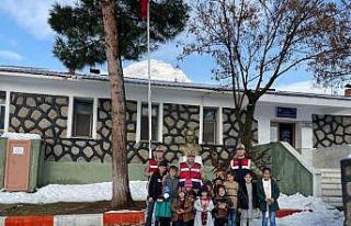 Jandarma ile çocuklar kıyasıya kartopu oynadı