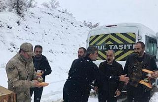 Jandarma karda mahsur kalan 1’i bebek 10 kişiyi...