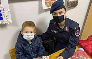 Jandarma öğrencilerin karne sevincine ortak oldu