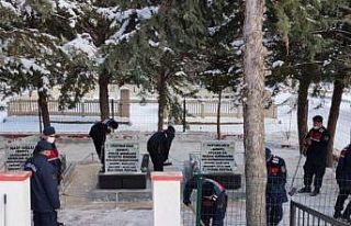 Jandarma şehit kabirlerini temizledi