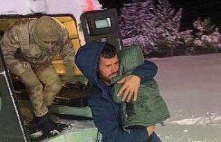 Jandarma zırhlı araçlarıyla mahsur kalanların...