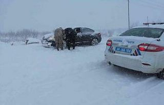 Jandarmadan karda yolda kalanlara yardım