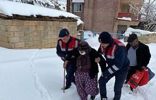 Jandarmadan yaşlı hastaya yardım eli