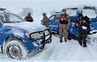 Jandarmadan yolda mahsur kalanlara yardım