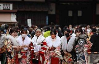 Japonya’da gençler Yetişkinler Günü‘nü kimono...
