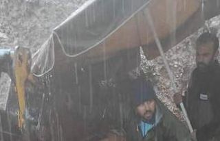 Kablo döşerken çamura saplanan işçi kurtarıldı