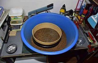 Kaçakçılık operasyonunda evden cephanelik çıktı