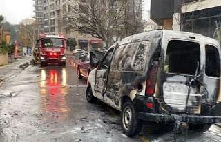 Kadıköy’de alev topuna dönen araç kamerada