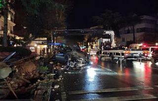 Kadıköy’de makas atan otomobil ağaç ve sokak...