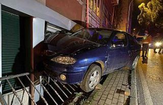 Kadıköy’de otomobil iş yerine  girdi