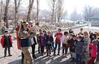 Kadın askerlerden öğrencilere kırtasiye malzemesi
