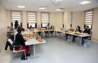 Kadınlar Eşitlik Merkezi’nde hem üretiyor hem...