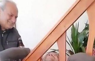 Kafası merdiven korkuluğuna böyle sıkıştı