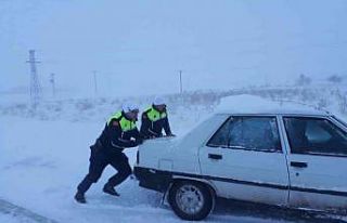 Kahramanmaraş’ta yolda kalan vatandaşlara yardım