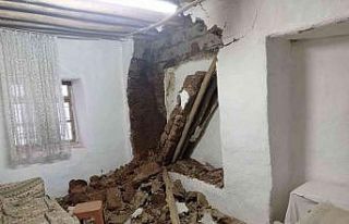 Kahta’da etkili olan kar evin duvarını yıktı