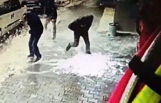 Kaldırımda yürüyen vatandaşların üzerine çatıdan...
