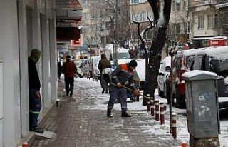 Kaldırımlar kar ve buzdan temizleniyor