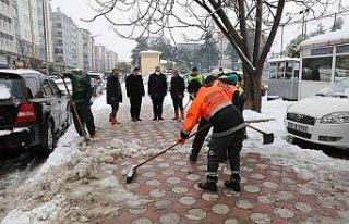 Kaldırımlarda kar temizleme çalışmaları
