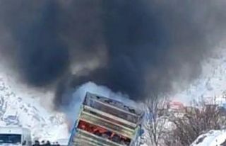 Kamyon alev alev yandı, karayolu trafiğe kapandı
