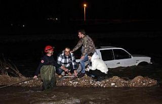 Kamyonet akıntılı Boğaçayı’na düştü, mahsur...