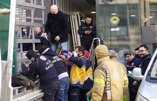 Kamyonetteki camlar üzerilerine devrildi: 2 işçi...