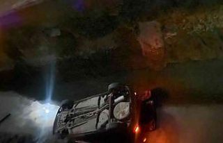 Kapalı yola giren otomobil kanala düştü: 3 yaralı