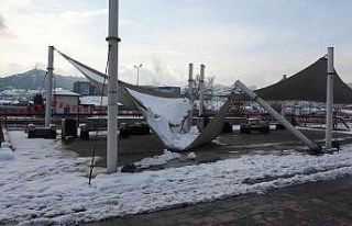 Kar ağırlığını kaldıramaya brandalar çöktü,...