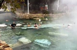 Kar altında antik yüzme keyfi