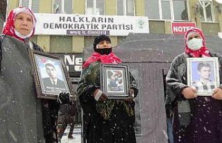 Kar altında evlat nöbeti