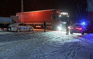 Kar bastırdı, tır sürücüleri yolda kaldı